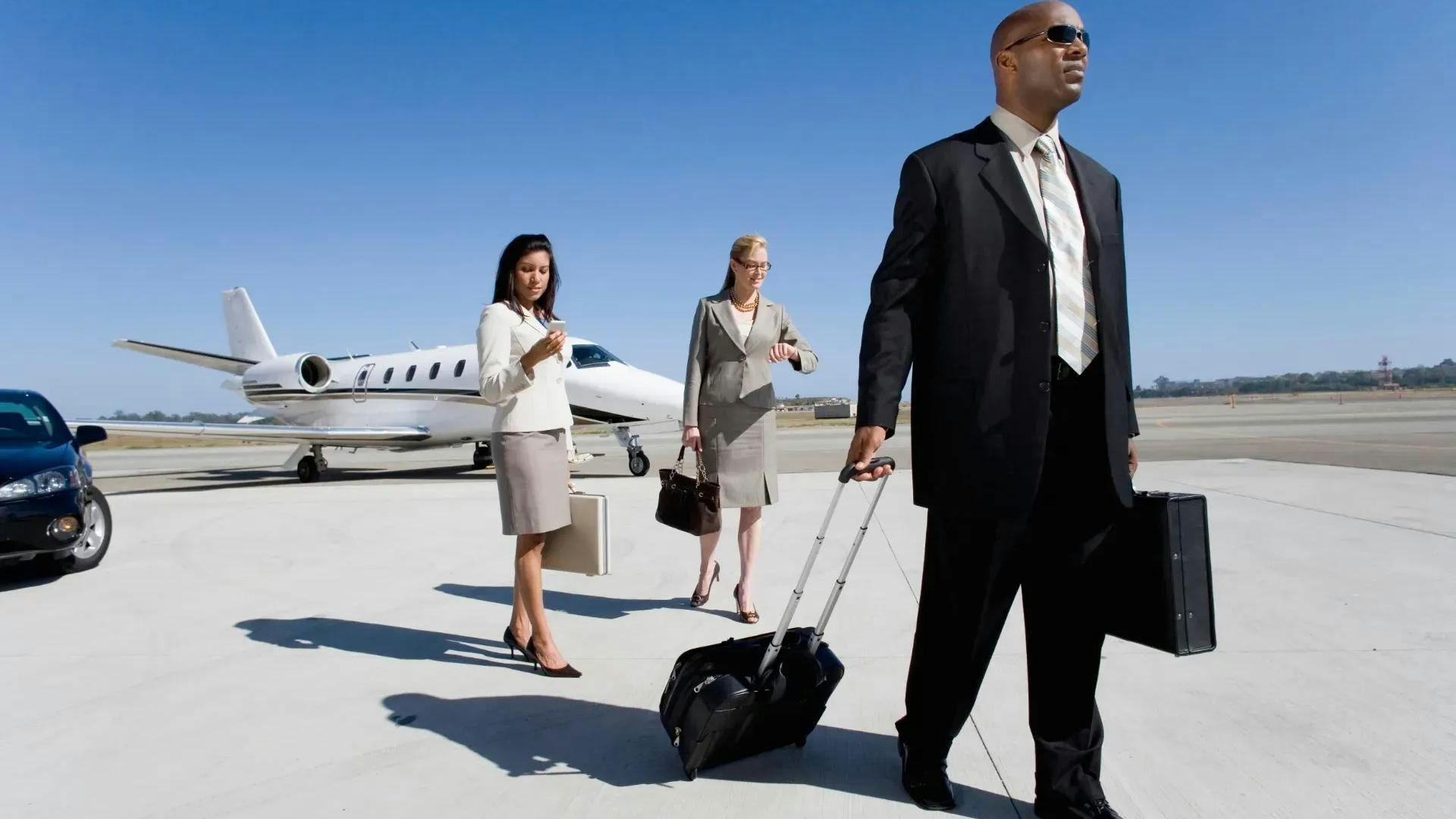 Clients in the runway after arriving to their destination.