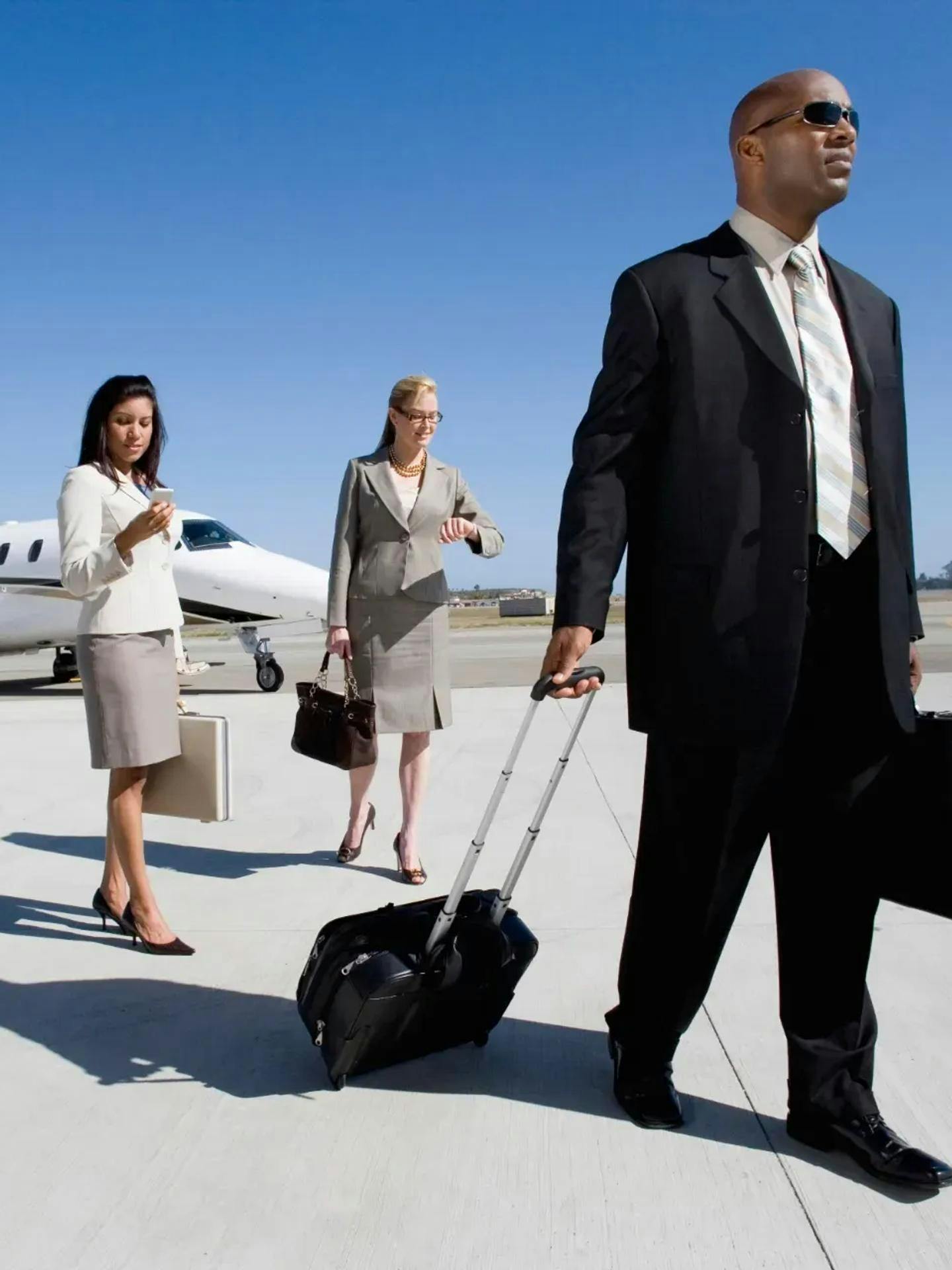 Clients in the runway after arriving to their destination.